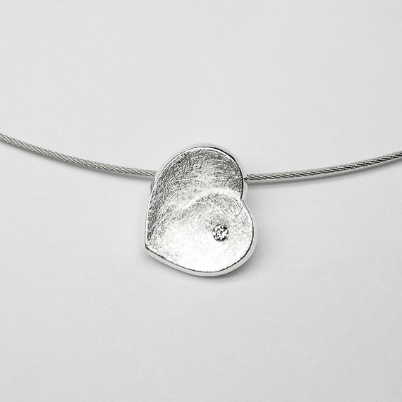 Anhänger aus Silber im Herzdesign mit Diamant